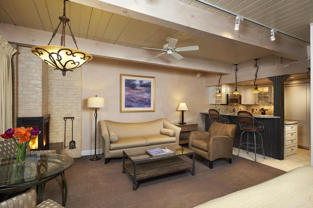 Aspen Square Condominium Hotel Esterno foto